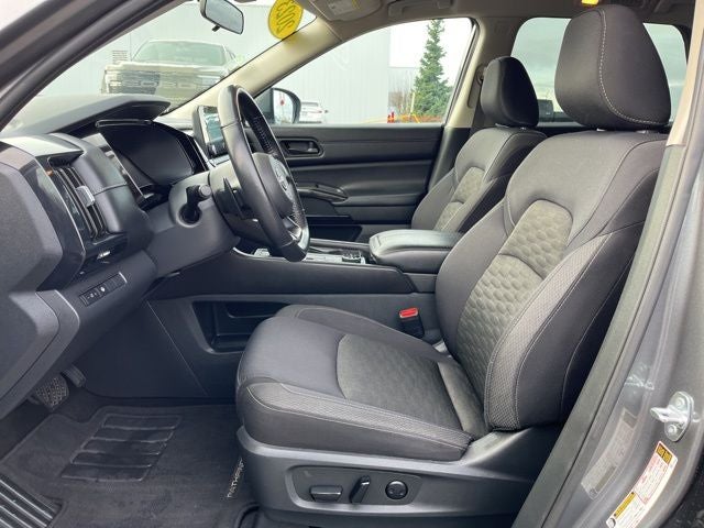 2023 Nissan Pathfinder SV