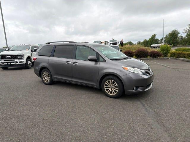 2017 Toyota Sienna XLE 8 Passenger