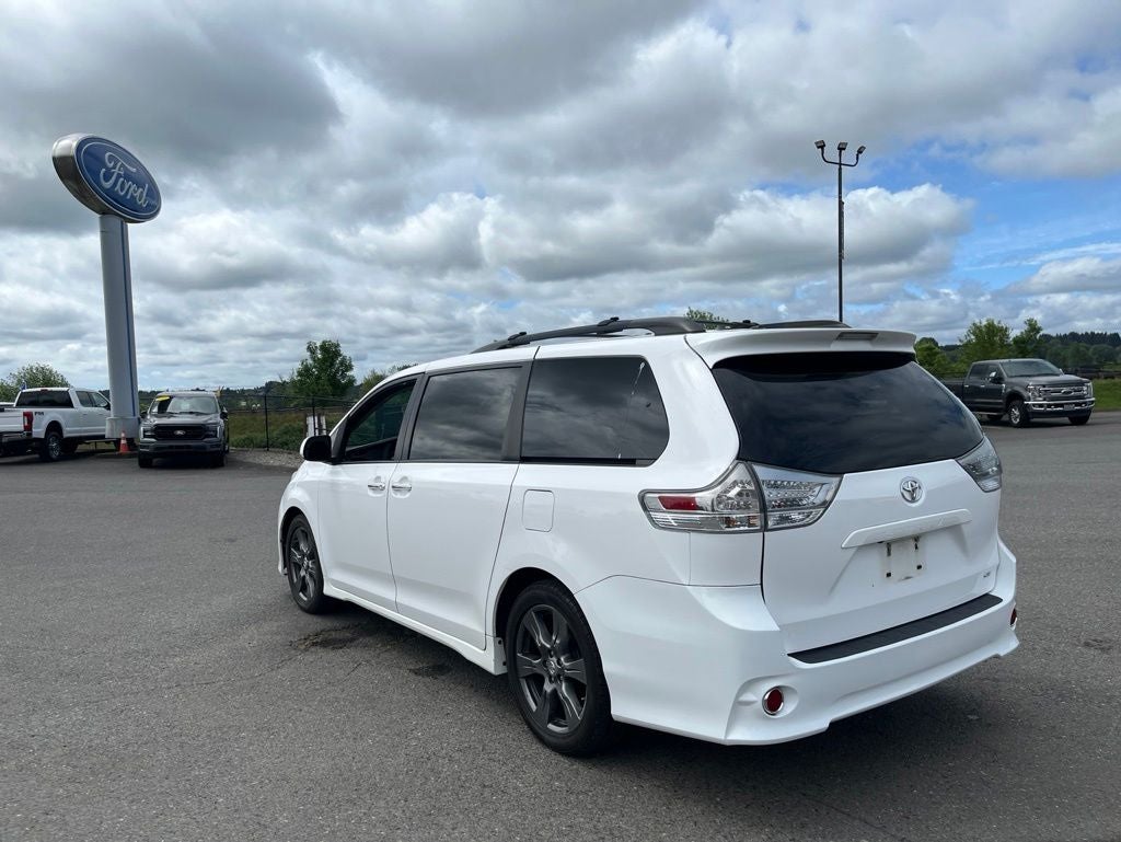 2017 Toyota Sienna SE 8 Passenger
